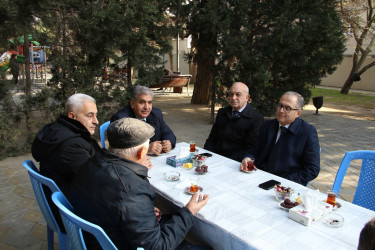 Rayon İcra Hakimiyyətinin başçısı Heydər Əliyev parkında sakinlərlə görüş keçirib