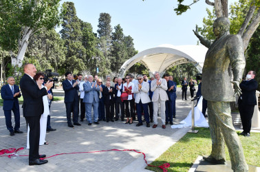 Bakının Dənizkənarı Milli Parkında dünyaşöhrətli müğənni Müslüm Maqomayevin abidəsinin açılışı olub