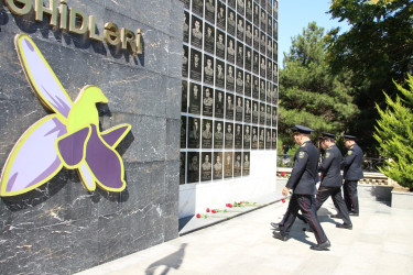 2 İyul - Azərbaycan Polisi Günü ilə əlaqədar "Şəhidlər" abidə kompleksi ziyarət olunmuşdur