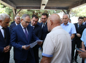 Rayon İcra Hakimiyyətinin başçısı tərəfindən Fəhlə əlləri parkında sakinlərlə səyyar görüş keçirilib