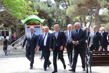 Rayon İcra Hakimiyyətinin başçısı Heydər Əliyev parkında sakinlərlə görüş keçirib