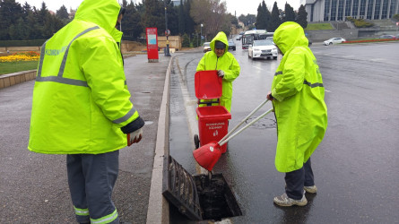 Səbail rayonunun küçə və prospektlərində yağış sularının kənarlaşdırılması üçün kompleks tədbirlər həyata keçirilir