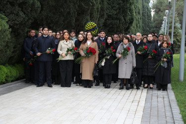 Səbail Rayon İcra Hakimiyyətinin başçısı və kollektivi Ulu Öndər Heydər Əliyevin məzarını ziyarət ediblər