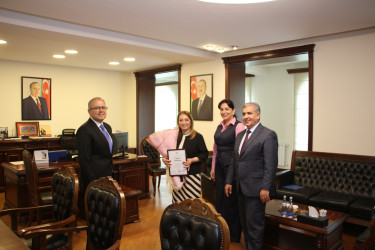 3 nömrəli musiqi məktəbinin direktoru Məhin Orucova yubileyi münasibətilə təbrik olundu
