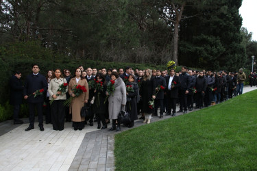 Səbail Rayon İcra Hakimiyyətinin başçısı və kollektivi Ulu Öndər Heydər Əliyevin məzarını ziyarət ediblər