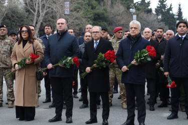 Səbail rayon ictimaiyyəti Xocalı faciəsi qurbanlarının xatirəsinə ucaldılmış abidəni ziyarət etmişlər