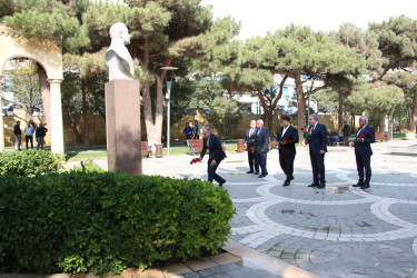 Rayon İcra Hakimiyyətinin başçısı Heydər Əliyev parkında sakinlərlə görüş keçirib