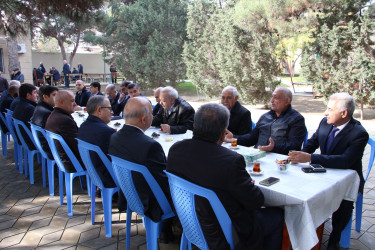 Rayon İcra Hakimiyyətinin başçısı Heydər Əliyev parkında sakinlərlə görüş keçirib