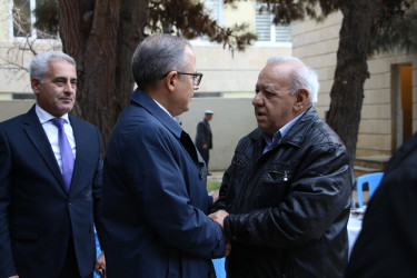 Rayon İcra Hakimiyyətinin başçısı Heydər Əliyev parkında sakinlərlə görüş keçirib