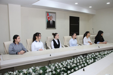 Səbaildə “Uşaqların hüquqları və məsuliyyətləri” mövzusunda keçirilən sorğuda yüksək nəticə göstərmiş şagirdlər ilə görüş keçirilmişdir