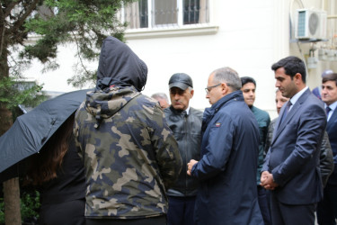 Rayon İcra Hakimiyyətinin başçısı Neftçilər prospekti 67 ünvanında yerləşən həyətə baxış keçirmiş, sakinlərin müraciətilərini yerində araşdırmışdır