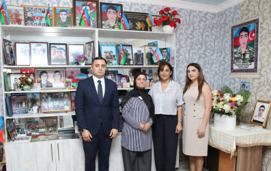 Şəhid Vüsal Həsənovun anası Mərifət xanım yubileyi münasibətilə ziyarət olundu