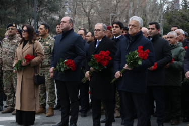 Səbail rayon ictimaiyyəti Xocalı faciəsi qurbanlarının xatirəsinə ucaldılmış abidəni ziyarət etmişlər