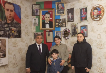 Şəhidlərin ailə üzvləri 31 dekabr - Dünya Azərbaycanlılarının Həmrəylik Günü və Yeni il münasibətilə ziyarət olunub