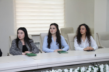 Səbaildə “Uşaqların hüquqları və məsuliyyətləri” mövzusunda keçirilən sorğuda yüksək nəticə göstərmiş şagirdlər ilə görüş keçirilmişdir