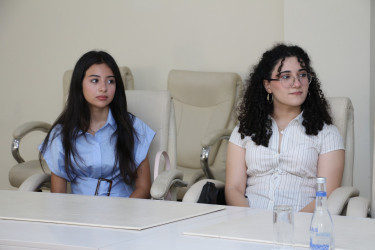 Səbail rayonunda qəbul imtahanında yüksək bal toplayan məzunlarla görüş keçirilib