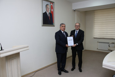 Rayon İcra Hakimiyyətinin başçısı Vuqar Zeynalov RİHBA-nın sektor müdiri Qabil Vahidovu yubileyi münasibətilə təbrik etmişdir