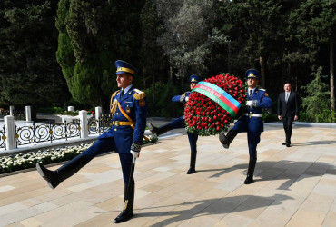 Azərbaycan Respublikasının Prezidenti cənab İlham Əliyev, birinci xanım Mehriban Əliyeva və ailə üzvləri Ulu Öndər Heydər Əliyevin Fəxri xiyabanda məzarını ziyarət ediblər