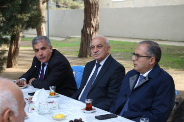 Rayon İcra Hakimiyyətinin başçısı Heydər Əliyev parkında sakinlərlə görüş keçirib
