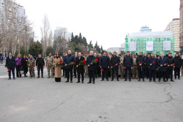 Səbail rayon ictimaiyyəti Xocalı faciəsi qurbanlarının xatirəsinə ucaldılmış abidəni ziyarət etmişlər