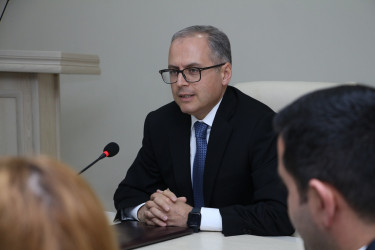 Rayon İcra Hakimiyyətinin başçısı Vuqar Zeynalov RİHBA-nın sektor müdiri Qabil Vahidovu yubileyi münasibətilə təbrik etmişdir