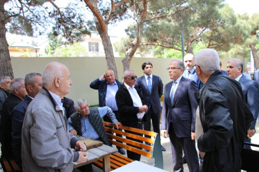 Rayon İcra Hakimiyyətinin başçısı Heydər Əliyev parkında sakinlərlə görüş keçirib