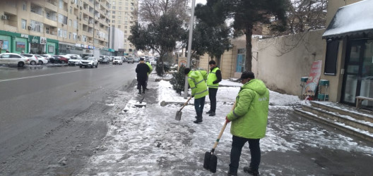 Səbail rayonunda qardan təmizləmə işləri həyata keçirilir