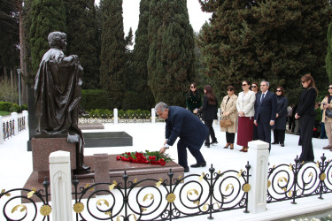 Səbail rayonunda akademik Zərifə xanım Əliyevanın anadan olmasının 103-cü ildönümü ilə əlaqədar xatirəsi anıldı
