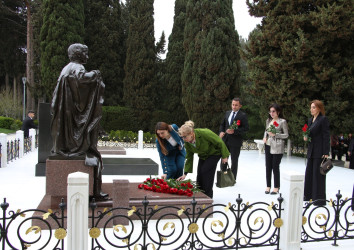 Səbail rayonunda akademik Zərifə xanım Əliyevanın anadan olmasının 103-cü ildönümü ilə əlaqədar xatirəsi anıldı