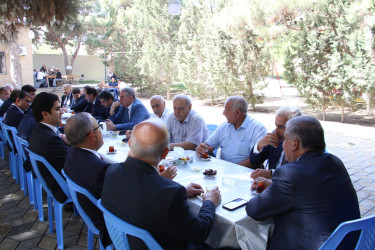 Rayon İcra Hakimiyyətinin başçısı Heydər Əliyev parkında sakinlərlə görüş keçirib