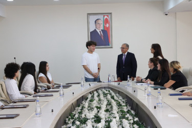Səbail rayonunda qəbul imtahanında yüksək bal toplayan məzunlarla görüş keçirilib