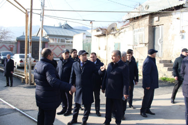 20-ci sahə yaşayış massivində Yüzbəy Mürsəlov küçəsinə yeni asfalt örtüyünün salınması işləri aparılır