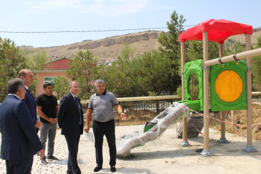 Jurnalistlər üçün inşa edilmiş binanın həyətində abadlıq işləri davam edir