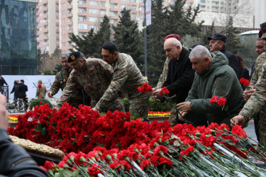 Səbail rayon ictimaiyyəti Xocalı faciəsi qurbanlarının xatirəsinə ucaldılmış abidəni ziyarət etmişlər