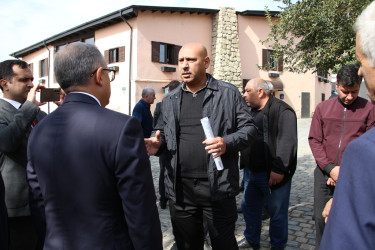 Rayon İcra Hakimiyyətinin başçısı Bibiheybət qəsəbəsində sakinlərlə səyyar görüş keçirib