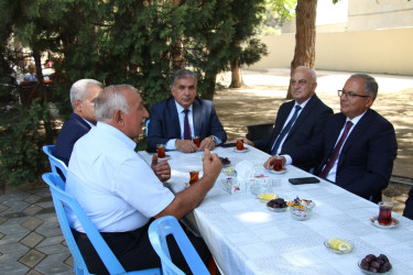 Rayon İcra Hakimiyyətinin başçısı Heydər Əliyev parkında sakinlərlə görüş keçirib