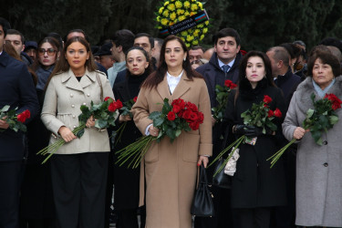 Səbail Rayon İcra Hakimiyyətinin başçısı və kollektivi Ulu Öndər Heydər Əliyevin məzarını ziyarət ediblər