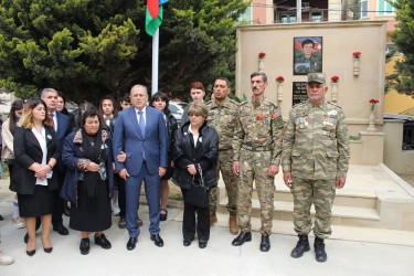 Rayon İcra Hakimiyyətinin başçısı “Azərbaycan Bayrağı” ordenli şəhid Bakir Quliyevin ailə üzvlərini ziyarət etdi