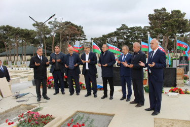 Şəhid olmuş hərbi qulluqçularımızın II Fəxri Xiyabandakı məzarları ziyarət olundu