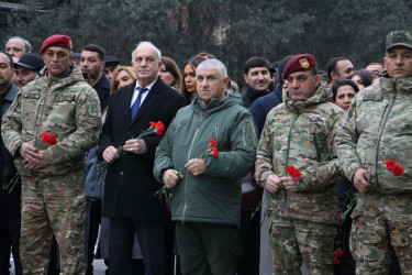 Səbail rayon ictimaiyyəti Xocalı faciəsi qurbanlarının xatirəsinə ucaldılmış abidəni ziyarət etmişlər