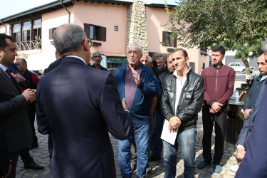 Rayon İcra Hakimiyyətinin başçısı Bibiheybət qəsəbəsində sakinlərlə səyyar görüş keçirib