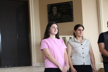 Rayon İcra Hakimiyyətinin başçısı ADA Universitetinə qəbul olan şəhid qızının ailəsini ziyarət edib