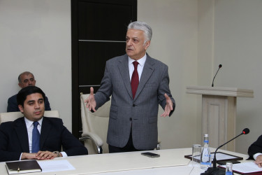 Rayon İcra Hakimiyyətinin başçısı Vuqar Zeynalov RİHBA-nın sektor müdiri Qabil Vahidovu yubileyi münasibətilə təbrik etmişdir