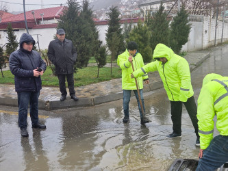 Səbail rayonunun küçə və prospektlərində yağış sularının kənarlaşdırılması üçün kompleks tədbirlər həyata keçirilir