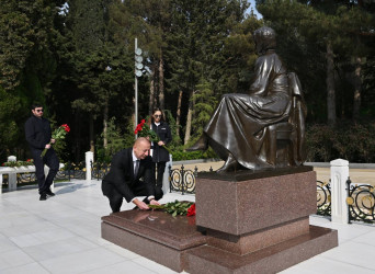 Azərbaycan Respublikasının Prezidenti cənab İlham Əliyev, birinci xanım Mehriban Əliyeva və ailə üzvləri Ulu Öndər Heydər Əliyevin Fəxri xiyabanda məzarını ziyarət ediblər