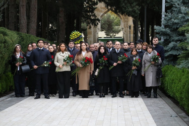 Səbail Rayon İcra Hakimiyyətinin başçısı və kollektivi Ulu Öndər Heydər Əliyevin məzarını ziyarət ediblər