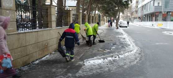 Səbail rayonunda qardan təmizləmə işləri həyata keçirilir