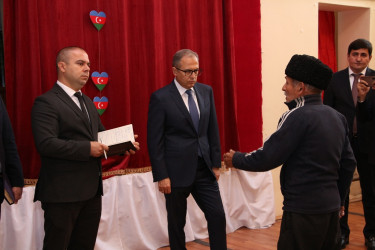 Rayon İcra Hakimiyyətinin başçısı Badamdar qəsəbəsində sakinlərlə səyyar görüş keçirib
