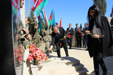 Anım Günü ilə əlaqədar Vətən müharibəsi şəhidlərinin məzarları ziyarət olunub