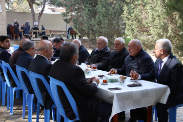 Rayon İcra Hakimiyyətinin başçısı Heydər Əliyev parkında sakinlərlə görüş keçirib